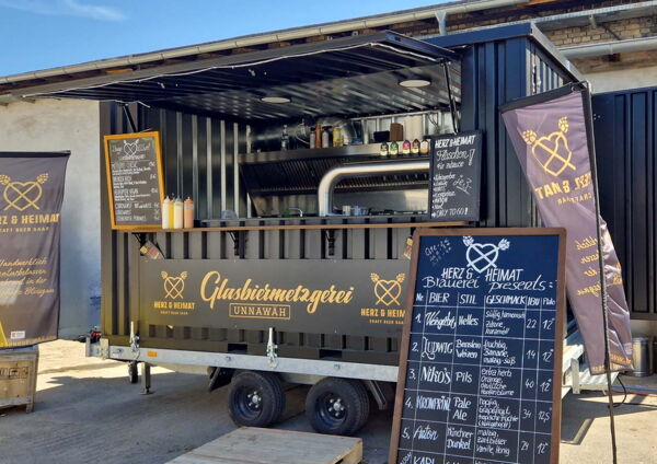 Schwarzer Foodtruck der Glasbiermetzgerei im Saarland